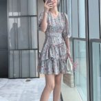 夏物の花柄ワンピースを着た女性