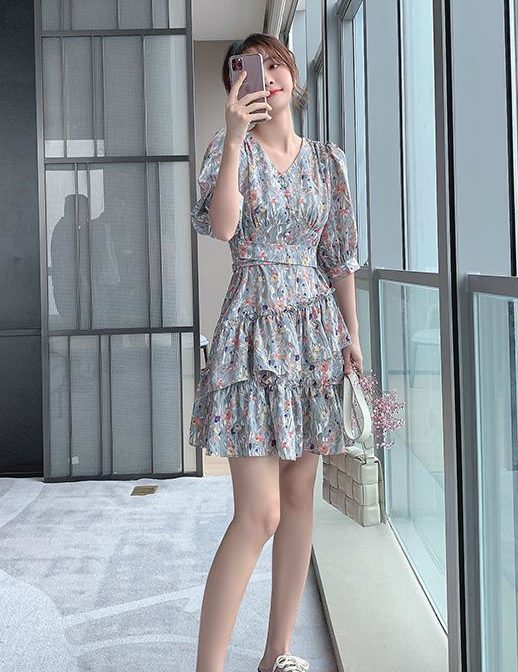 夏物の花柄ワンピースを着た女性