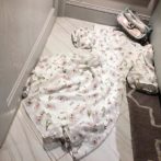 夏物の花柄ワンピースを着た女性