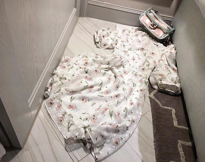 夏物の花柄ワンピースを着た女性