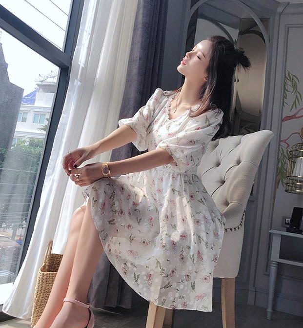 夏物の花柄ワンピースを着た女性