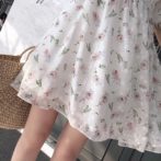 夏物の花柄ワンピースを着た女性