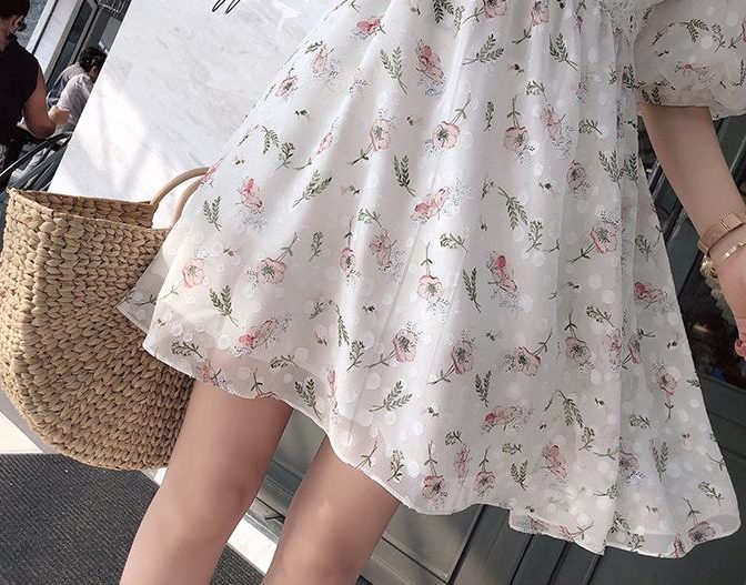 夏物の花柄ワンピースを着た女性