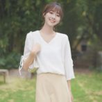 夏物のシフォンシャツを着た女性