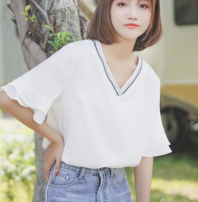 夏物のトップスを着た女性