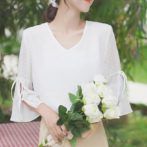 夏物のシフォンシャツを着た女性