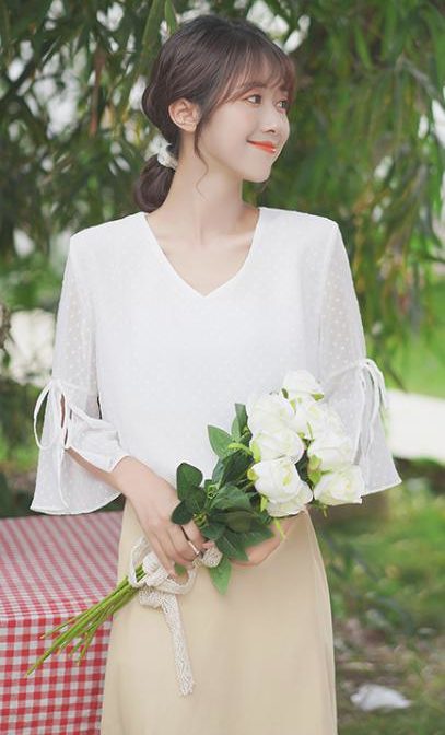 夏物のシフォンシャツを着た女性