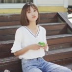 夏物のトップスを着た女性