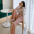 ハイウエストのワイドパンツを履いた女性