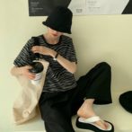 夏物のゼブラ柄のTシャツを着た女性