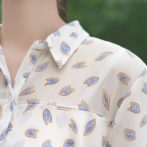 夏物のフリルシフォンシャツを着た女性