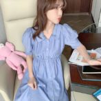 夏物のワンピースを着た女性