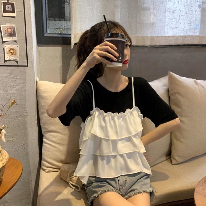 夏物のTシャツとキャミソールを着た女性