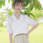 夏物のシフォンシャツを着た女性