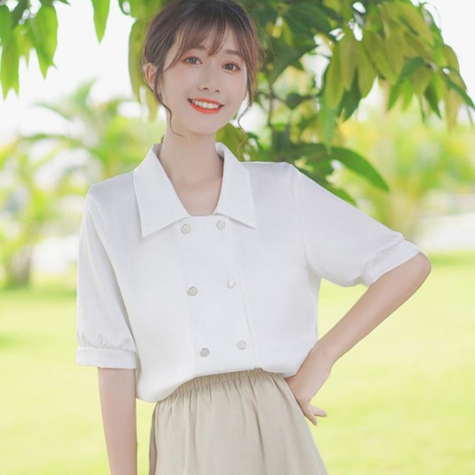 夏物のシフォンシャツを着た女性