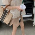 ショートパンツを履いた女性