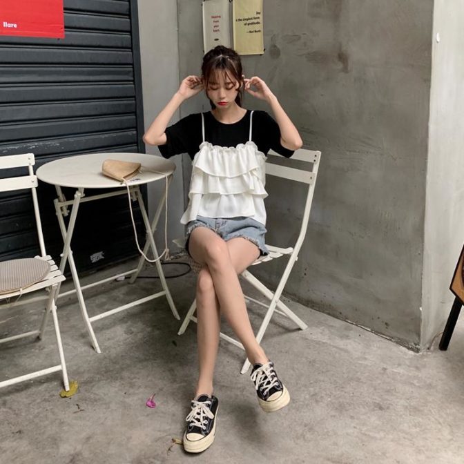 夏物のTシャツとキャミソールを着た女性