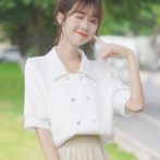 夏物のシフォンシャツを着た女性