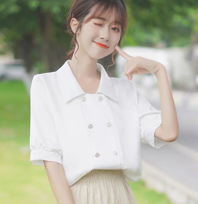 夏物のシフォンシャツを着た女性