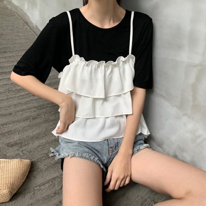 夏物のTシャツとキャミソールを着た女性