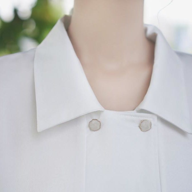 夏物のシフォンシャツを着た女性