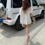 ショートパンツを履いた女性