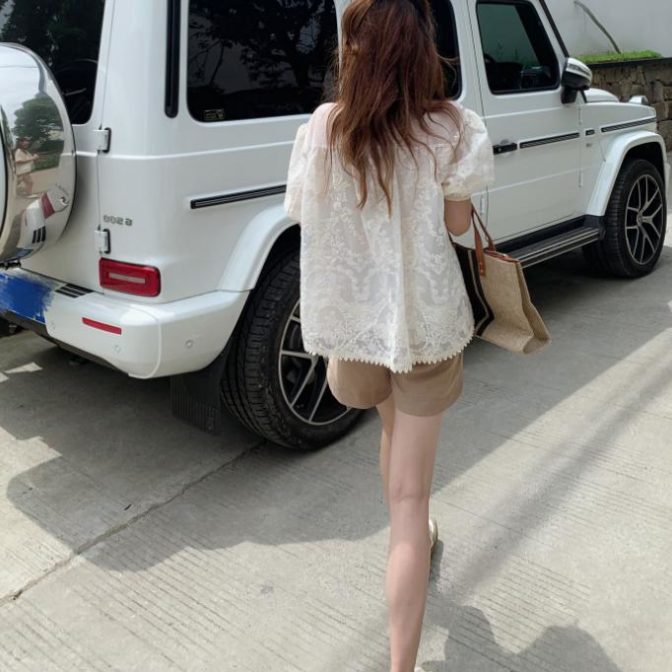 ショートパンツを履いた女性