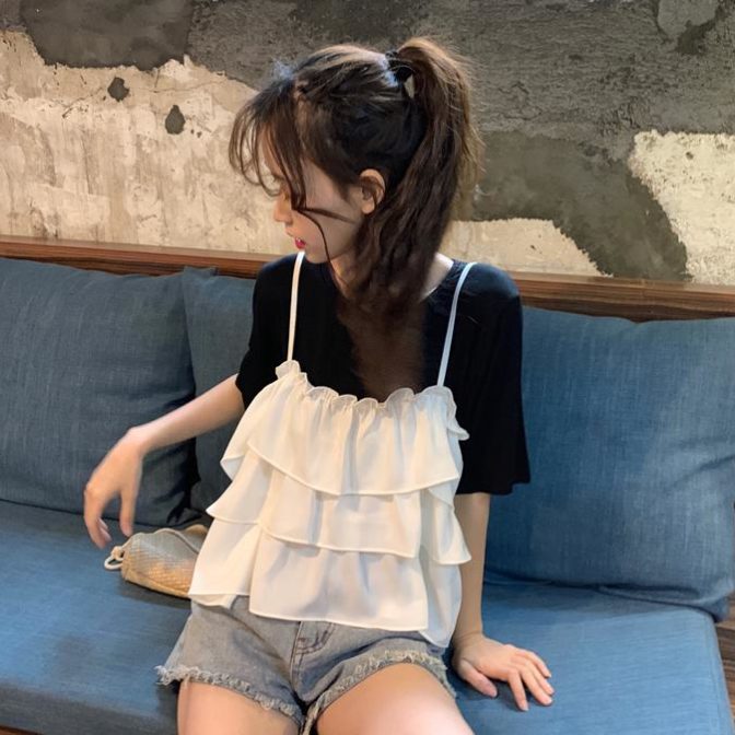 夏物のTシャツとキャミソールを着た女性