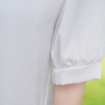 夏物のシフォンシャツを着た女性