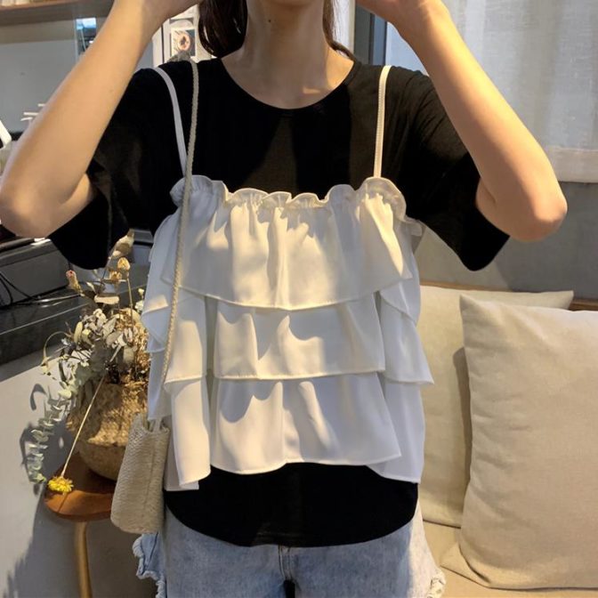 夏物のTシャツとキャミソールを着た女性