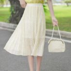 夏物のスカートを履いた女性