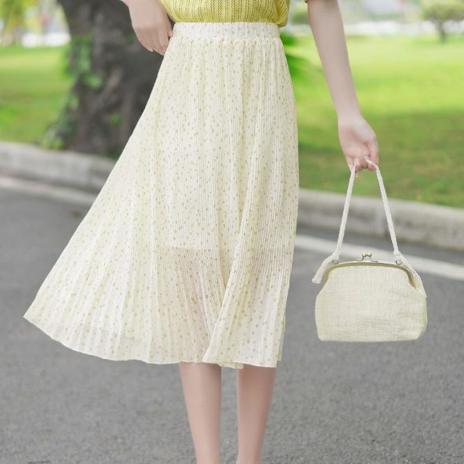 夏物のスカートを履いた女性