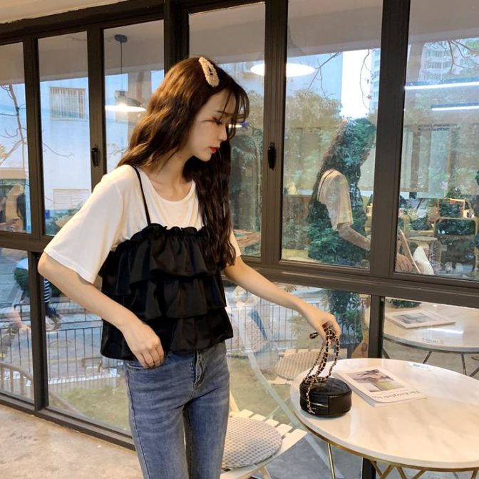 夏物のTシャツとキャミソールを着た女性