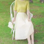 夏物のスカートを履いた女性