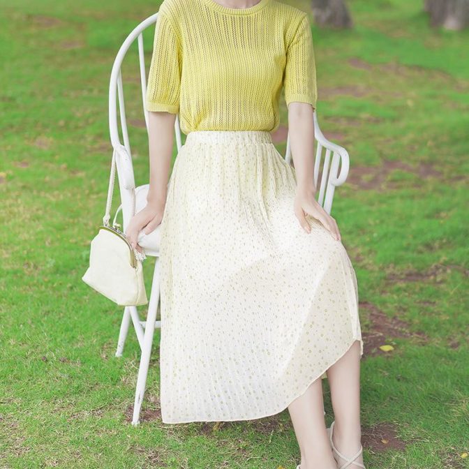 夏物のスカートを履いた女性