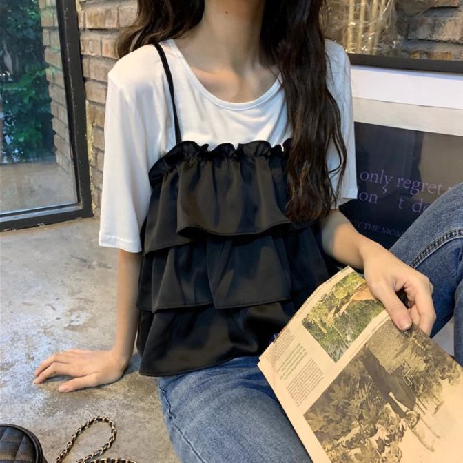夏物のTシャツとキャミソールを着た女性