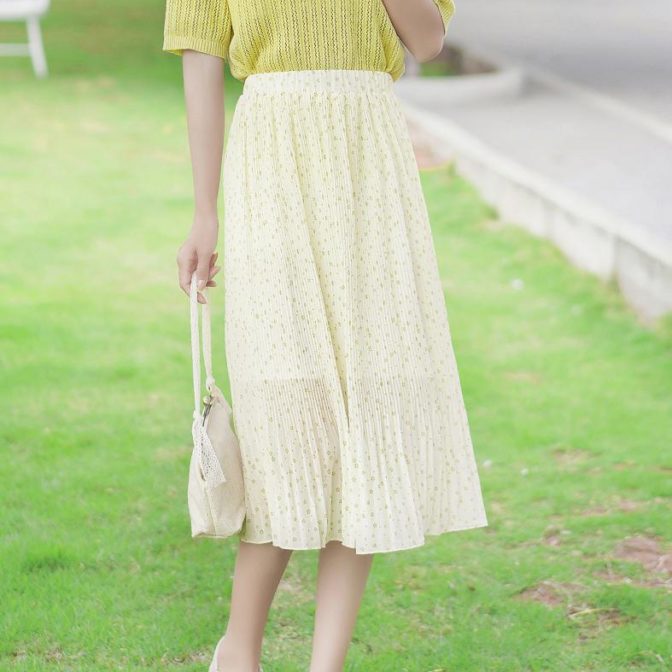 夏物のスカートを履いた女性