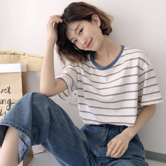 夏物のストライプTシャツを着た女性