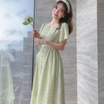 夏物のワンピースを着た女性