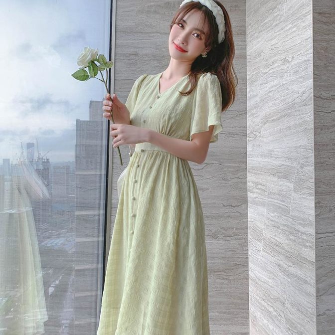 夏物のワンピースを着た女性