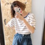 夏物のストライプTシャツを着た女性