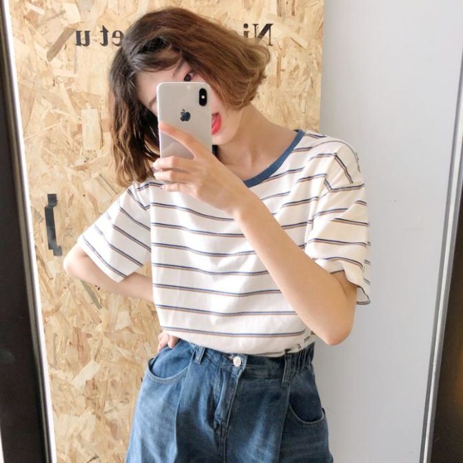 夏物のストライプTシャツを着た女性