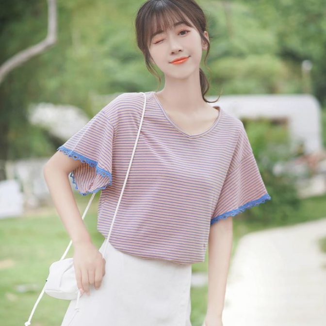 夏物のトップスを着た女性