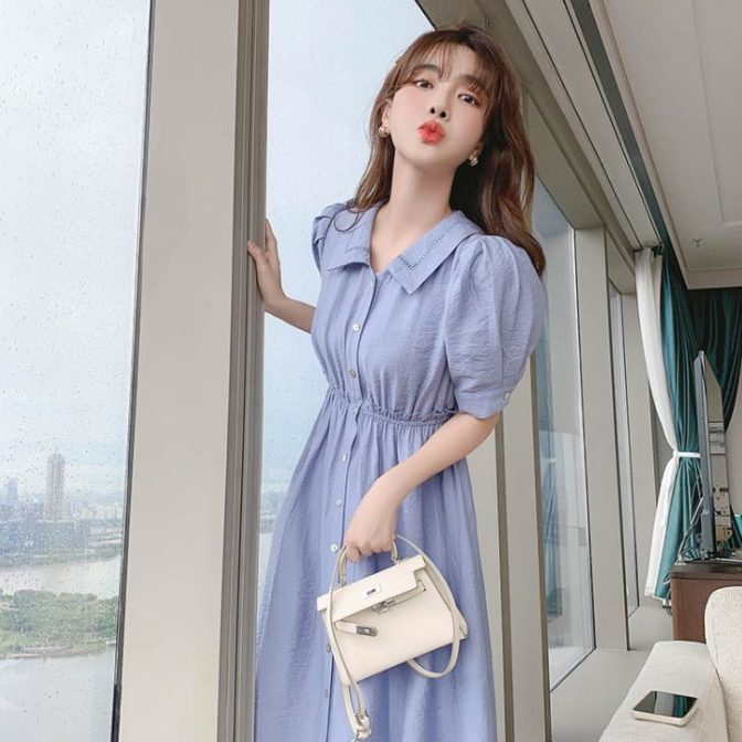 夏物のワンピースを着た女性