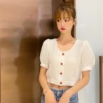 夏物のTシャツを着た女性