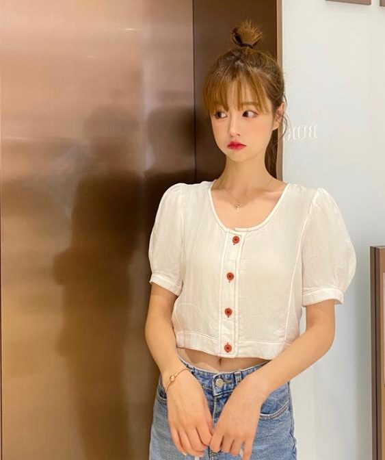 夏物のTシャツを着た女性