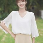 夏物のシフォンシャツを着た女性