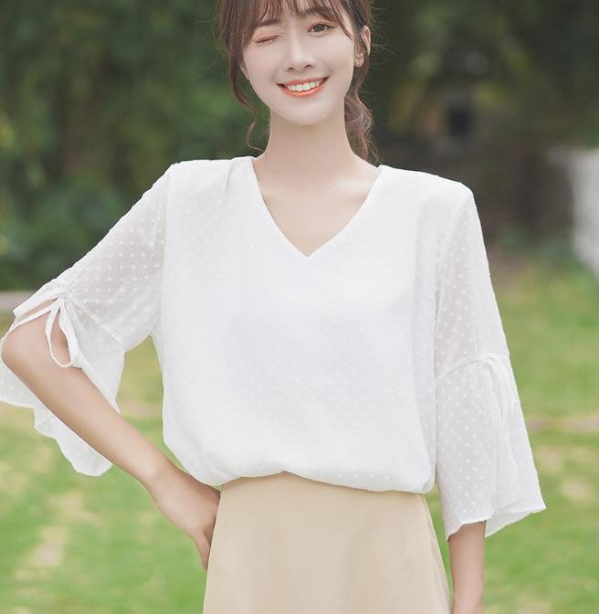 夏物のシフォンシャツを着た女性