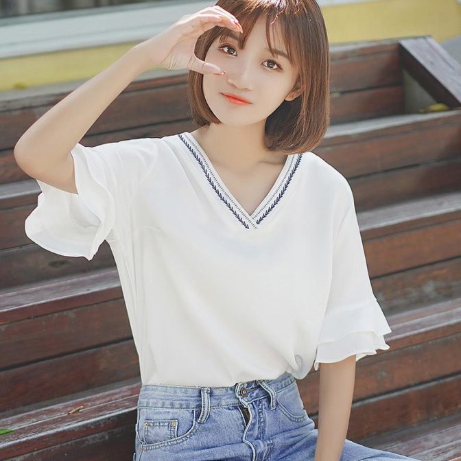 夏物のトップスを着た女性