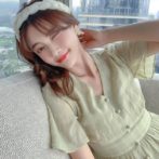 夏物のワンピースを着た女性